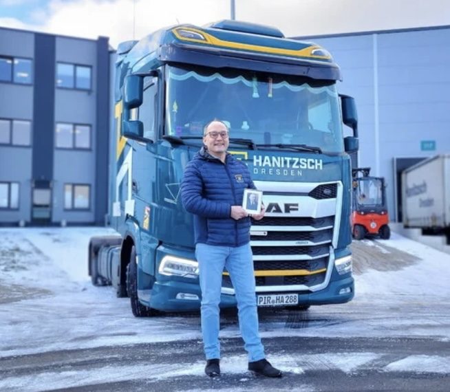 Andreas Hanitzsch, Geschäftsführer der Spedition Hanitzsch in vierter Generation, vor einem DAF Sattelzug