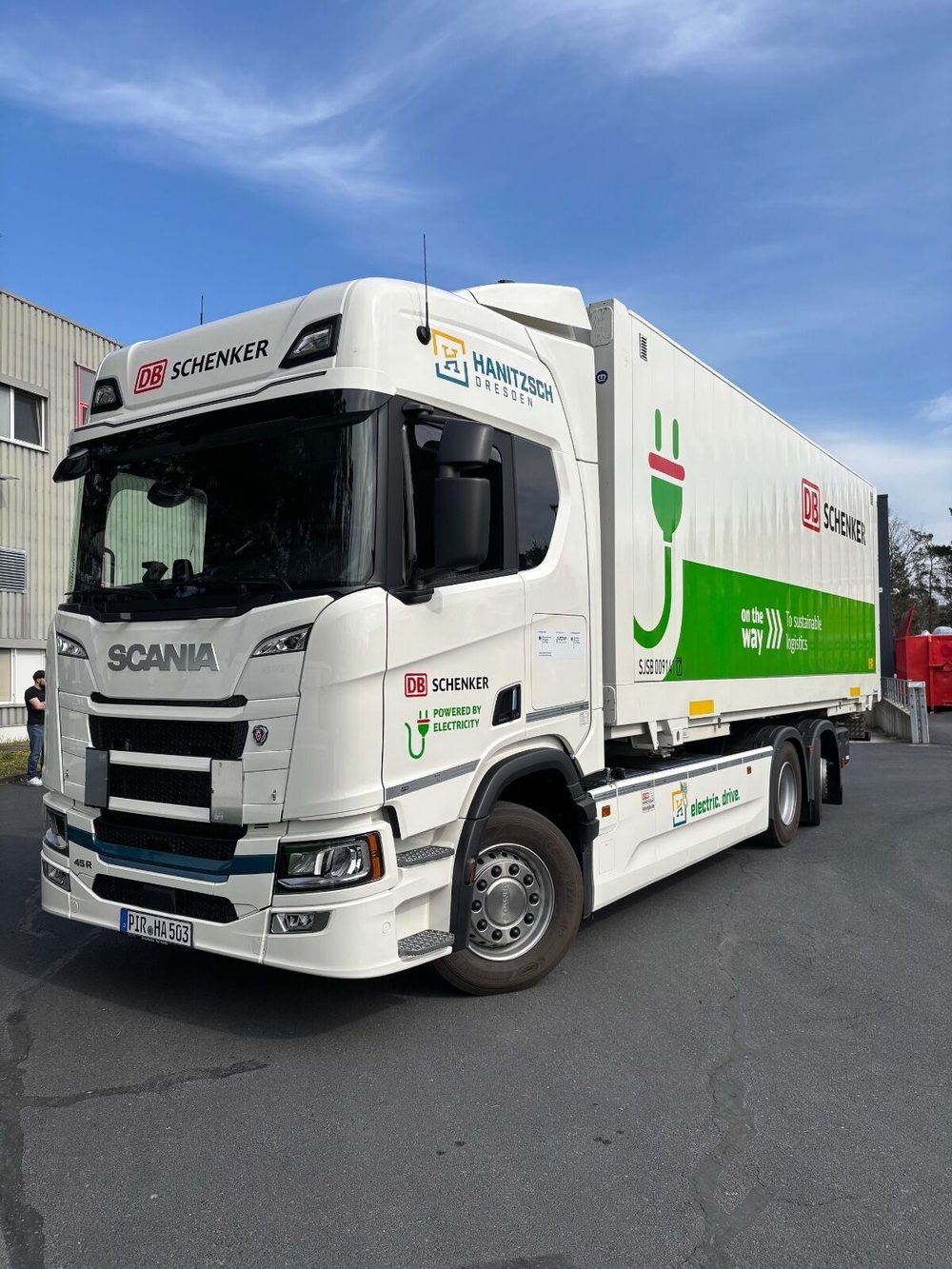 Vollelektrischer Scania 45 R Schwerlast-Lkw der Spedition Hanitzsch für DB Schenker mit grüner Plug-Designfolie