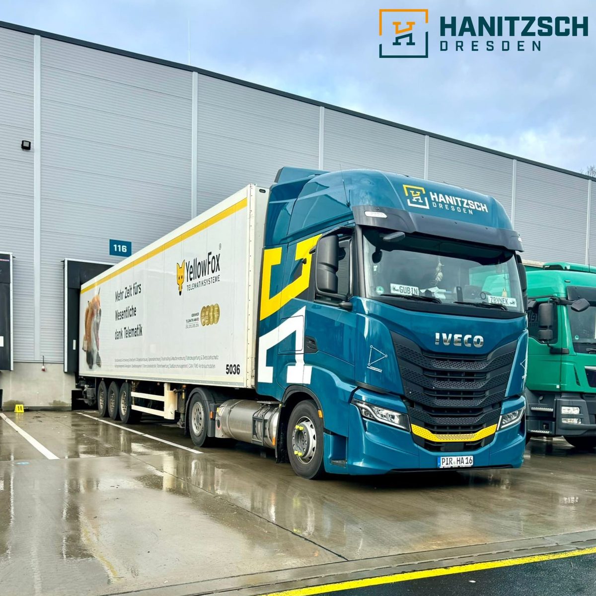 Blauer Iveco Sattelzug der Spedition Hanitzsch am Lagerterminal in Kesselsdorf