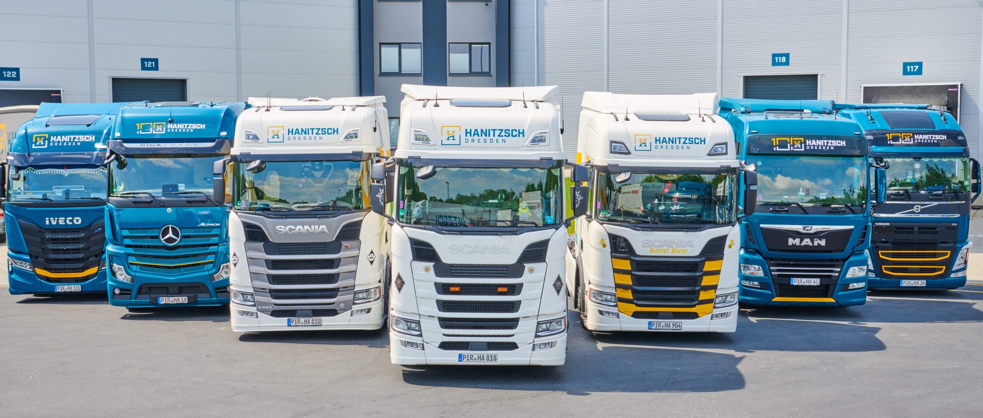 Fuhrpark der Spedition Hanitzsch: moderne Sattelzüge vor dem Logistikzentrum in Kesselsdorf bei Dresden