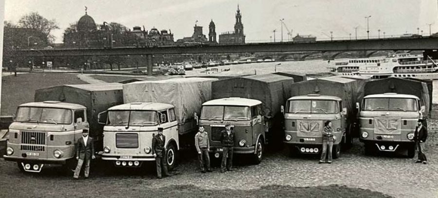 Historisches Schwarz-Weiß-Foto: Lkw der Spedition Hanitzsch an der Elbe in Dresden mit Blick auf die Brühlsche Terrasse
