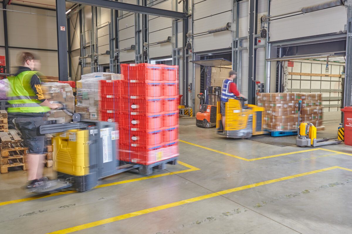 Lagermitarbeiter bei der Kommissionierung im Hanitzsch Logistikzentrum