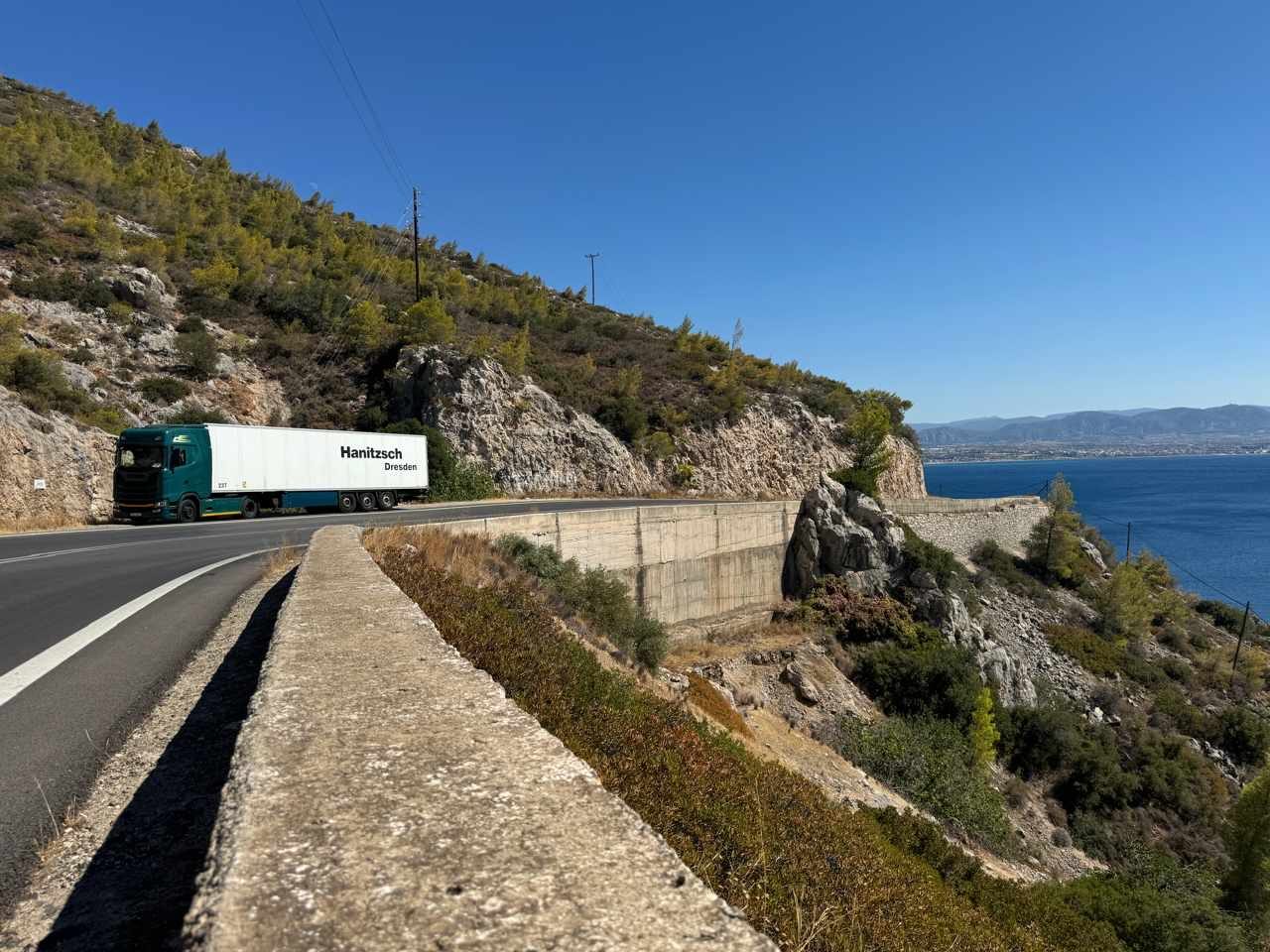 Hanitzsch Lkw auf Küstenstraße in Griechenland